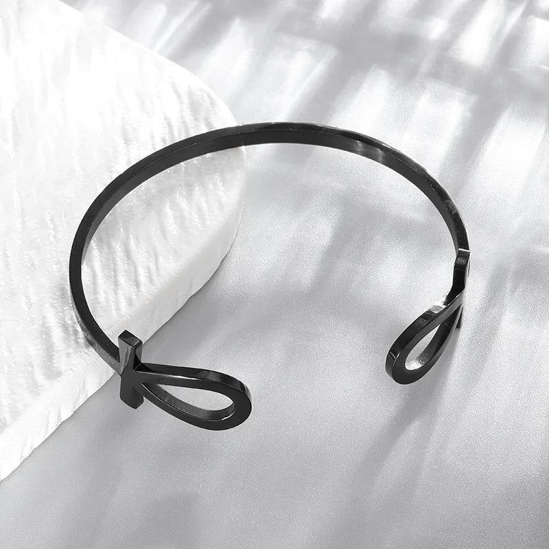 אוסף צמידי קף (פתוח) ממתכת עם דוגמאות נוצה ועיטורים אחרים – עיצוב יוניסקס מתכוונן