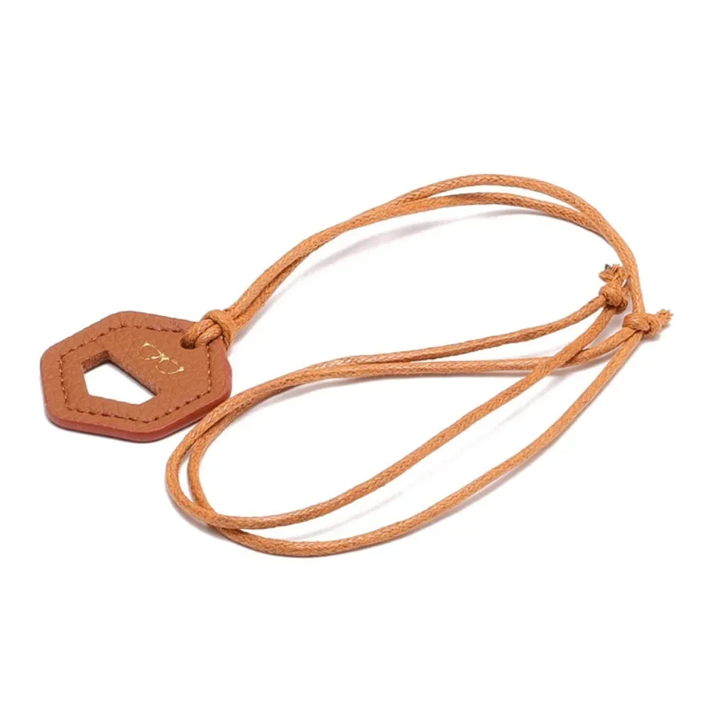 נרתיק משקפיים מעור סינתטי PU עם רצועת תלייה – דגם גיאומטרי, מתקפל ועמיד