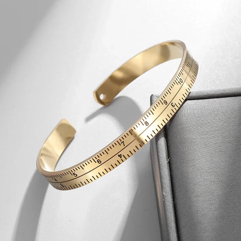 אוסף צמידי קף (פתוח) ממתכת עם דוגמאות נוצה ועיטורים אחרים – עיצוב יוניסקס מתכוונן