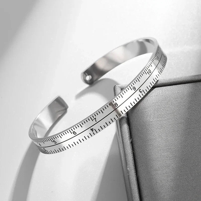 אוסף צמידי קף (פתוח) ממתכת עם דוגמאות נוצה ועיטורים אחרים – עיצוב יוניסקס מתכוונן