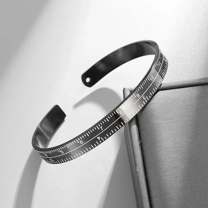 אוסף צמידי קף (פתוח) ממתכת  עם דוגמאות נוצה ועיטורים אחרים – עיצוב יוניסקס מתכוונן